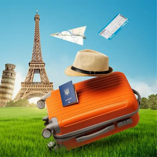 Uma colagem criativa de uma mala de viagem laranja brilhante flutuando sobre um gramado verde exuberante, com um passaporte ucraniano, um chapéu de palha, um avião de papel feito de um mapa e uma passagem aérea flutuando acima dela. No fundo, combinam-se a Torre Eiffel de Paris e a Torre Inclinada de Pisa sob um céu azul claro, em uma moldura com cantos arredondados.