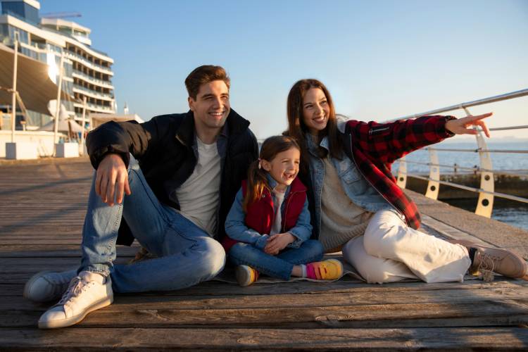 família viajando pelo mundo em um cruzeiro