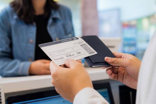 como uma agência organiza documentos e conexões antes da viagem